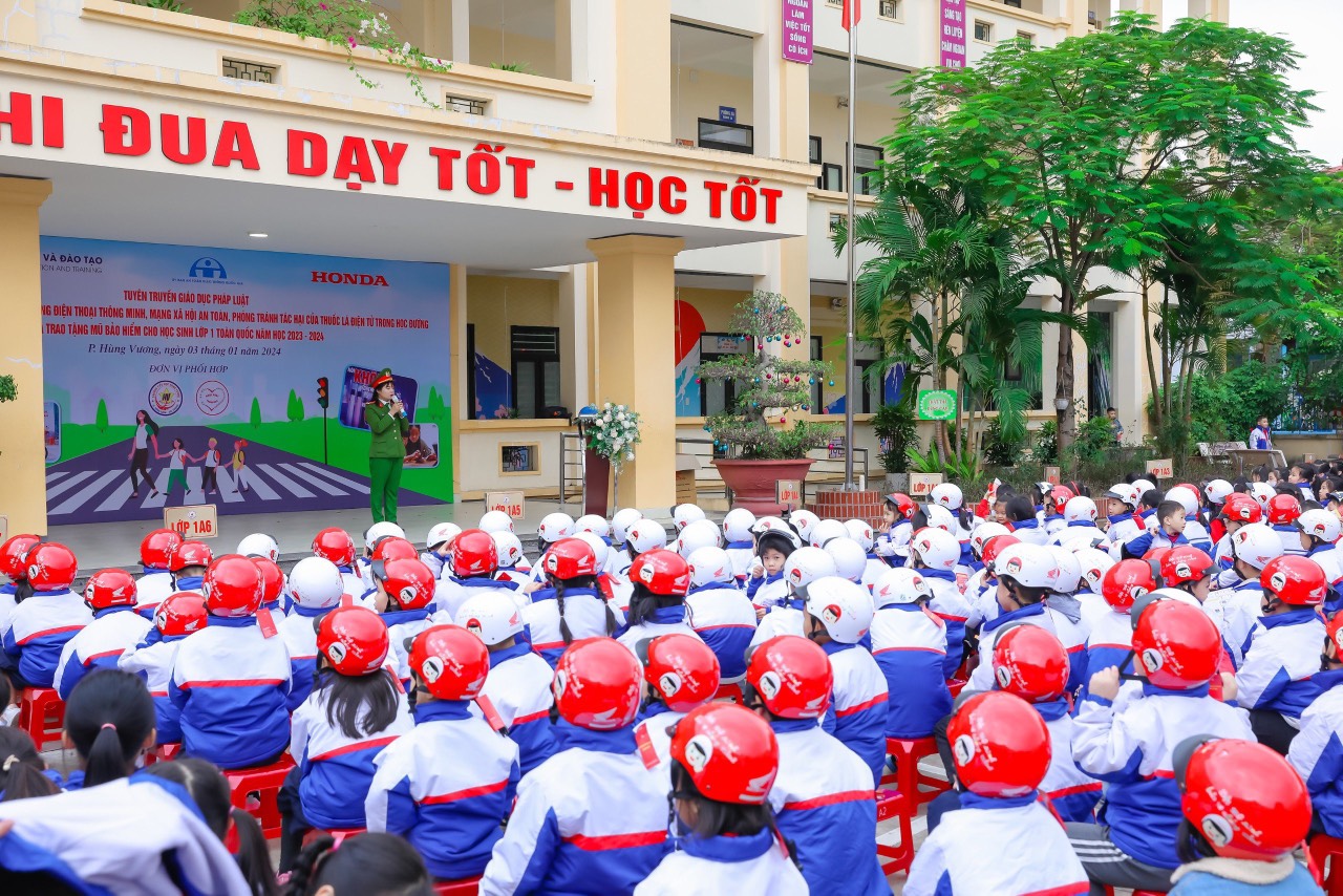 Công an quận Hồng Bàng tuyên truyền về an toàn giao thông và tác hại của thuốc lá điện tử